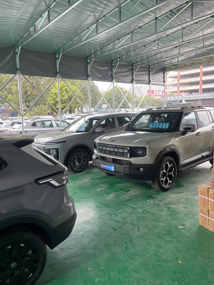 New-energy and petrol models on site